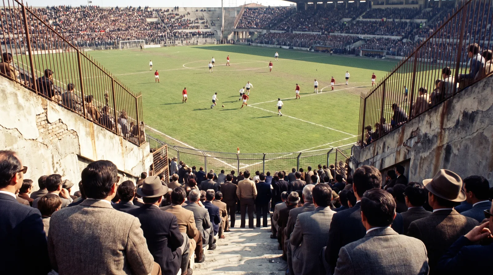 Tifosi sugli spalti di uno stadio italiano durante una partita di campionato